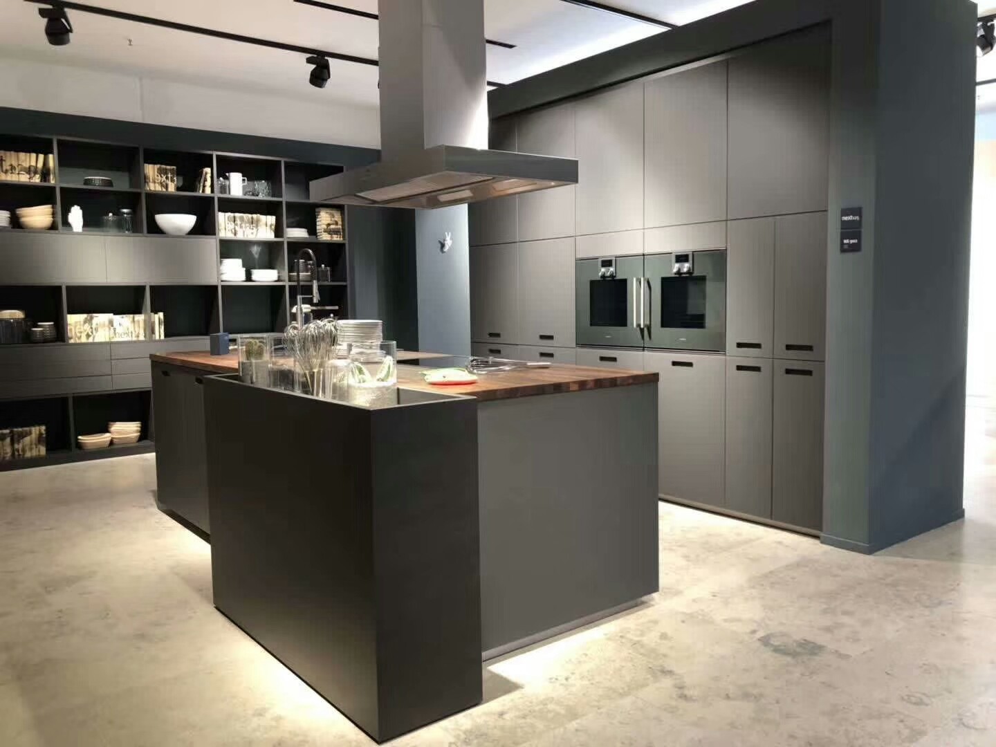ultimo caso aziendale circa L'ANIMALE DOMESTICO scuro del caffè ha laminato l'applicazione del bordo del mdf